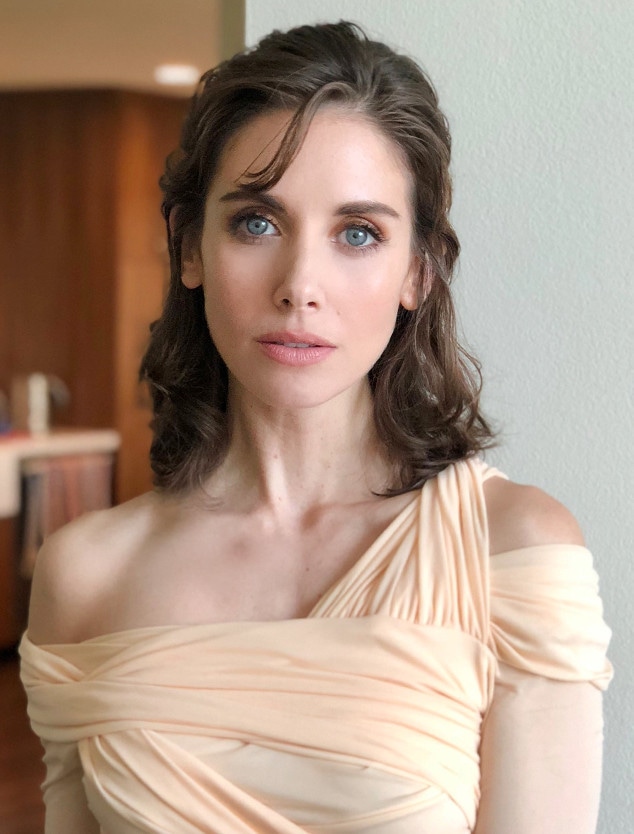 Alison Brie Used a J.Lo Lip Trick for Critics' Choice Awards 2018 - E